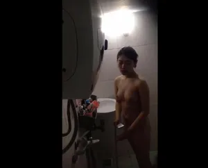 Siêu khủng ! Lộ clip em gái vừa tắm vừa thủ dâm