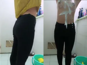 Chảy nước… Dáng này mà địt thì hết nước chấm luôn